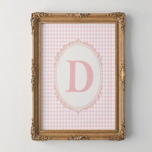 Arte de parede com inicial D, arte de parede com inicial de nome xadrez rosa, impressão de monograma, arte de parede com inicial D vintage, letra inicial para quarto de menina, ideia de presente