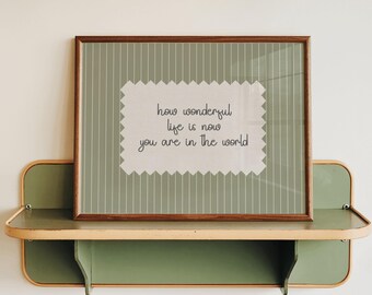 Affiche « Que la vie est belle maintenant que tu es au monde », Décoration murale neutre pour chambre d'enfant, Vert sauge, Citation vintage pour chambre de bébé