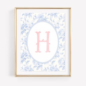 Arte mural con monograma H chinoiserie azul, impresión de la letra H, decoración floral para habitación de niña, impresión azul Grandmillenial, arte mural con inicial para niña