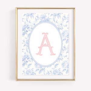 Arte mural con monograma chinoiserie azul, impresión con monograma de la letra A, decoración floral para habitación de niña, impresión azul Grandmillenial, arte mural con monograma de niña