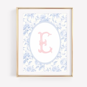 Arte mural con monograma E chinoiserie azul, impresión con monograma E, decoración floral para habitación de niña, impresión azul Grandmillenial, arte mural con inicial para niña