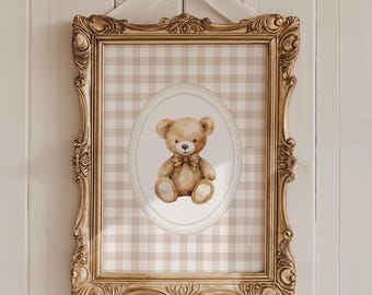 Barnrumstryck med nallebjörn, könsneutral barnrumsdekor, neutralt gingham-barnrumstryck, beige björnposter, barnrumstryck med skogsmark