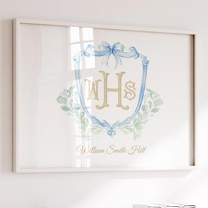 Pode incluir: Uma impress&atilde;o em aquarela emoldurada com um monograma azul e dourado dentro de um design de escudo, acentuado com elementos florais e uma fita. O texto "William Smith Hill" est&aacute; abaixo. A impress&atilde;o &eacute; exibida acima de duas caixas brancas.