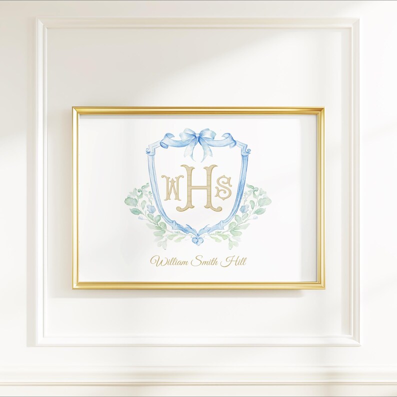Pode incluir: Impress&atilde;o emoldurada com moldura dourada. A obra apresenta um monograma azul e dourado dentro de um design de escudo, adornado com um la&ccedil;o azul e detalhes florais. O nome "William Smith Hill" est&aacute; escrito abaixo.