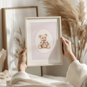 Väggkonst med rosa vintagebjörn för barnrum, barnrumsdekor för flickor, rosa ränder för barnrum, affisch med rosa rosett och björn, vintagerumsdekor för flickor, utskrivbar bild 7