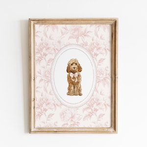 Può includere: Stampa incorniciata con un'illustrazione ad acquerello di un barboncino con un fiocco rosa. Il cane è in una cornice ovale, su uno sfondo floreale rosa e bianco. La cornice è marrone chiaro. Adatta per una cameretta.