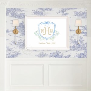 Pode incluir: Uma impress&atilde;o em aquarela emoldurada com um monograma azul e dourado com as iniciais "WHS" e o nome "William Smith Hill" em escrita dourada. A impress&atilde;o &eacute; exibida em uma parede com papel de parede toile de Jouy azul e branco e duas arandelas.