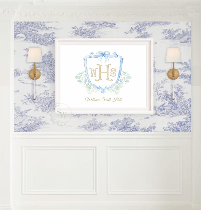 Pode incluir: Uma impress&atilde;o em aquarela emoldurada com um monograma azul e dourado com as iniciais "WHS" e o nome "William Smith Hill" em escrita dourada. A impress&atilde;o &eacute; exibida em uma parede com papel de parede toile de Jouy azul e branco e duas arandelas.
