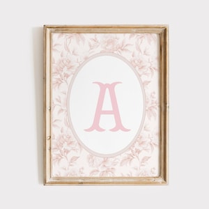 Arte mural con monograma chinoiserie rosa, impresión con monograma de la letra A, decoración floral para habitación de niña, impresión rosa Grandmillenial, arte mural con monograma de niña