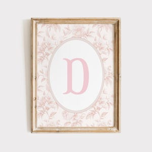 Arte mural con monograma chinoiserie rosa, impresión con monograma de la letra D, decoración floral para habitación de niña, impresión rosa Grandmillenial, arte mural con monograma de niña