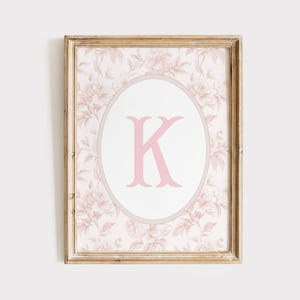 Arte mural con monograma chinoiserie rosa, impresión con monograma de la letra K, decoración floral para habitación de niña, impresión rosa Grandmillenial, arte mural con monograma de niña