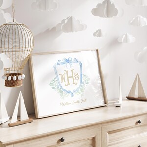 Pode incluir: Uma impress&atilde;o em aquarela emoldurada com um monograma dourado das iniciais WHS, rodeado por um design floral azul e verde. O nome "William Smith Hill" est&aacute; escrito abaixo em dourado. Elementos decorativos: bal&atilde;o de ar quente e veleiros de brinquedo.