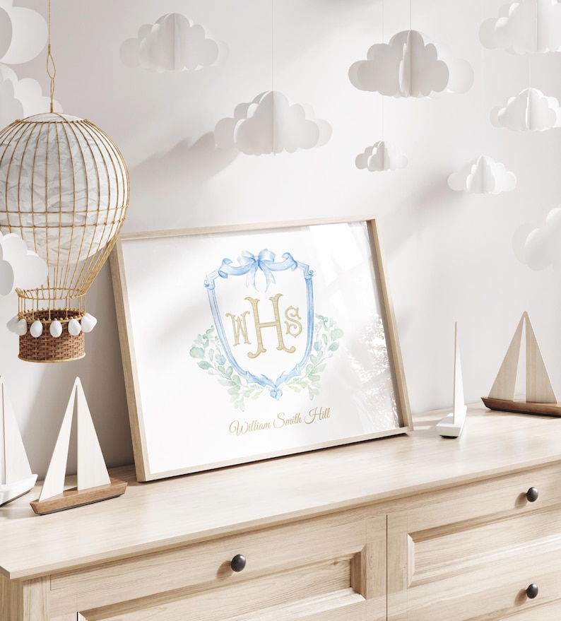 Pode incluir: Uma impress&atilde;o em aquarela emoldurada com um monograma dourado das iniciais WHS, rodeado por um design floral azul e verde. O nome "William Smith Hill" est&aacute; escrito abaixo em dourado. Elementos decorativos: bal&atilde;o de ar quente e veleiros de brinquedo.