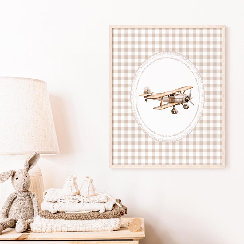 Pu&ograve; includere: Una stampa incorniciata con un'illustrazione di un biplano vintage. L'opera d'arte &egrave; ambientata su uno sfondo a quadretti beige e bianco, incorniciata in legno chiaro. L'aereo &egrave; nei toni del marrone e dell'argento, ideale per l'arredamento della cameretta.