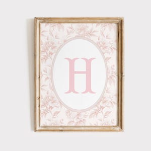 Arte mural con monograma chinoiserie rosa, estampado con monograma de la letra H, decoración floral para habitación de niña, estampado rosa Grandmillenial, arte mural con monograma de niña