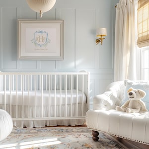 Pode incluir: Um quarto de beb&ecirc; azul claro com um ber&ccedil;o branco, uma chaise longue branca tufada e uma impress&atilde;o emoldurada com monograma. Um cachorro de pel&uacute;cia est&aacute; sentado na chaise longue. O quarto tem cortinas brancas e um tapete estampado.