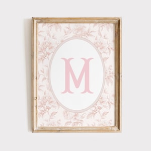 Arte mural con monograma chinoiserie rosa, estampado con monograma de la letra M, decoración floral para habitación de niña, estampado rosa Grandmillenial, arte mural con monograma de niña