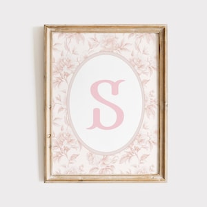 Arte mural con monograma chinoiserie rosa, impresión con monograma de la letra S, decoración floral para habitación de niña, impresión rosa Grandmillenial, arte mural con monograma de niña
