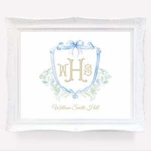 Pode incluir: Impress&atilde;o emoldurada com um bras&atilde;o em aquarela. O bras&atilde;o apresenta as iniciais douradas "WHS", uma fita azul e elementos florais. O nome "William Smith Hill" est&aacute; escrito abaixo. A moldura &eacute; branca.