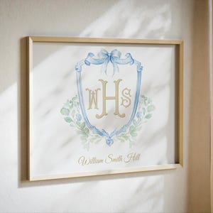 Pode incluir: Impress&atilde;o em aquarela emoldurada com um design de escudo azul claro, um la&ccedil;o e detalhes florais. A impress&atilde;o inclui as iniciais "WHS" em dourado e o nome "William Smith Hill" em escrita cursiva. A moldura &eacute; de cor clara.