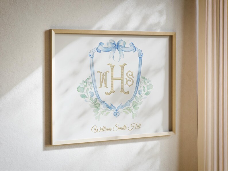 Pode incluir: Impress&atilde;o em aquarela emoldurada com um design de escudo azul claro, um la&ccedil;o e detalhes florais. A impress&atilde;o inclui as iniciais "WHS" em dourado e o nome "William Smith Hill" em escrita cursiva. A moldura &eacute; de cor clara.