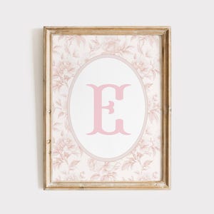 Arte mural con monograma chinoiserie rosa, impresión con monograma de la letra E, decoración floral para habitación de niña, impresión rosa Grandmillenial, arte mural con monograma de niña