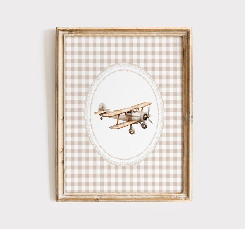 Pu&ograve; includere: Una stampa incorniciata con un'illustrazione ad acquerello di un biplano vintage. Il biplano &egrave; in tonalit&agrave; marroni e beige, su un ovale bianco con un bordo a forma di corda. Lo sfondo &egrave; un motivo a quadretti beige e bianco.