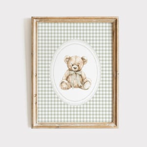 Stampa vintage per cameretta con orsetto, decorazione per cameretta con quadretti verde salvia, poster con fiocco a forma di orso, decorazione murale neutra per cameretta con orsetto, cameretta per maschietto, cameretta per femminucce