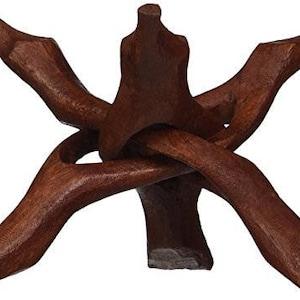 Puede incluir: Un soporte de madera con un acabado marrón natural. El soporte tiene tres patas que están entrelazadas de forma compleja para formar una forma de trípode.