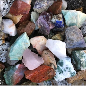 2 Libbre di massa ruvida India Stone Mix, Pietre casuali di granato, Lapis Lazuli, Ametista, Pietra lunare, e altro ancora, pietre all'ingrosso per tumbling