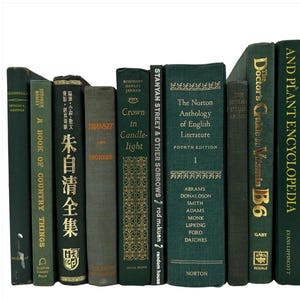 Könnte beinhalten: Eine Sammlung von zehn antiken gebundenen Büchern mit grünen Einbänden und goldenen Schriftzügen. Die Titel umfassen "A Book of Country Things", "Transit", "Crown in Candle-light", "The Norton Anthology of English Literature", "Doctor's Guide to Vitamin B6", "And Plant Encyclopedia" und "The American Home Garden Book".