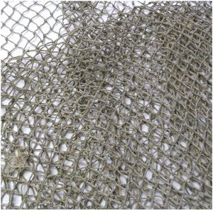 Puede incluir: Primer plano de una sección de una red de pesca anudada. La red está hecha de una cuerda gruesa, de color marrón claro, con un patrón en forma de diamante. El fondo es blanco, lo que contrasta con la textura y el color de la red. La red probablemente se utiliza para la pesca o con fines decorativos.