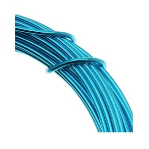 Könnte beinhalten: Eine Rolle hellblauer Bastel draht in Türkis. Der Draht ist aufgerollt und bereit für Bastelarbeiten.