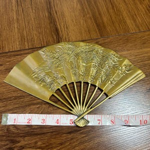 Vintage 1999 Messing Phoenix Fan für Wanddekoration oder Sammeln, tolles messingfarbenes Phoenix-Design für ein asiatisches Zuhause