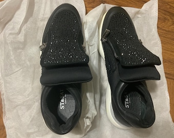 Scarpe vintage da donna con strass nere ST e Sat 10.5 del 2006, graziose scarpe nuove, perfette come regalo o da collezione, scarpe per ogni occasione.