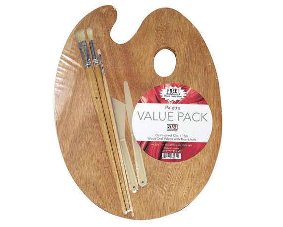 Paleta de madera con pinceles y cuchillos, paleta de madera