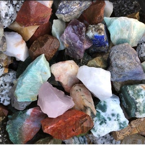 1 libbra di India Mix 1 "Dimensione Bulk Rough Tumbling Rocks Mix assortito di pietre ruvide, cristalli dall'India per ruzzolare o creare gioielli