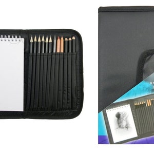 Può includere: Custodia in nylon nero con chiusura a zip. La custodia contiene 12 matite da disegno assortite, un blocco da disegno da 20 fogli e un piccolo blocco note. La custodia è aperta e il contenuto è visibile.  Include: 12 matite da disegno assortite, blocco da disegno da 20 fogli, custodia in nylon