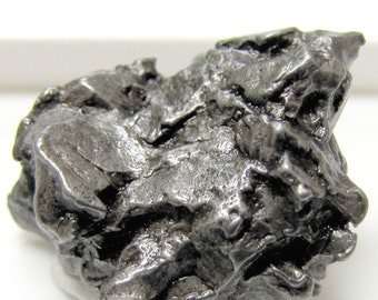 Pequeno pedaço de meteorito genuíno de 25 a 30 gramas, aproximadamente 4.200 anos, ótimo item de coleção para qualquer entusiasta de pedras ou para presentear pedras