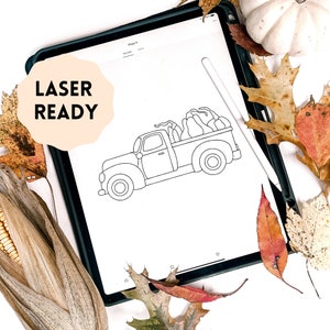 Peut inclure: Illustration numérique d'un camion vintage transportant des citrouilles, avec l'inscription "LASER READY". Le camion est dessiné en noir sur fond blanc, avec un stylet et des feuilles d'automne. L'image évoque le thème de la récolte.