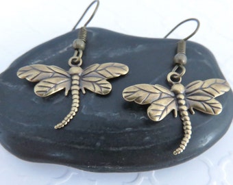 Pendientes de libélula de latón con alambre a elegir, pendientes cottagecore, joyería de insectos, joyería de libélulas, regalos de cumpleaños para ella, estilo fairycore