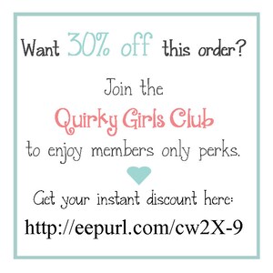 Puede incluir: Un gr&aacute;fico rosa y blanco con el texto "&iquest;Quieres un 30% de descuento en este pedido? &Uacute;nete al Quirky Girls Club para disfrutar de ventajas exclusivas para miembros. Obt&eacute;n tu descuento instant&aacute;neo aqu&iacute;: http://eepurl.com/cw2X-9"