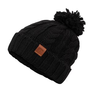 Könnte beinhalten: Schwarze Strickmütze mit einem braunen Lederpatch, auf dem "H13" steht, und einem schwarzen Bommel oben.