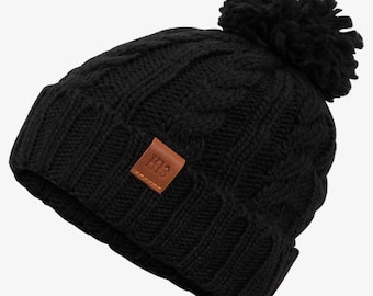 Rough Knit Beanie Black - Wintermütze, Strickmütze, Bommelmütze mit Leder Patch, Mütze für Herren & Damen (Manufaktur13/M13)