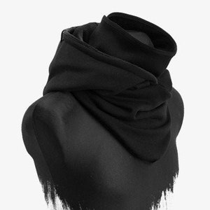 Hooded Loop (Black Out) - Hooded scarf, loop made of high quality alpine fleece with genuine leather finishing (Manufaktur13)