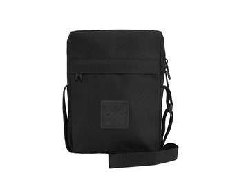 Black Out Pusher Bag - Brusttasche, Umhängetasche, Schultertasche, Brustbeutel, Reisebeutel, Geldbeutel (Manufaktur13)