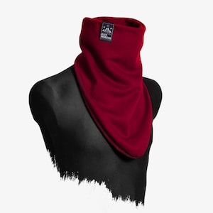 Könnte beinhalten: Ein roter Fleece-Halswärmer mit einem schwarzen Logo, auf dem "EST. MMXIII" steht.