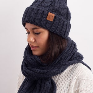 Manufaktur13 Knit Winter Set - Bufanda & Sombrero, conjunto combinado de 2 piezas de bufanda de punto, gorro, sombrero bobble, acabado genuino de cuero (Azul Marino)