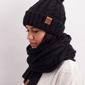 Manufaktur13 Knit Winter Set - Scarf & Hat, 2-piece combination set of knitted scarf, beanie, bobble hat, genuine leather finishing (Black)