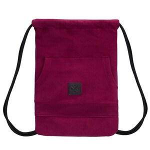 Könnte beinhalten: Ein burgunderfarbener Rucksack mit Kordelzug, einer großen Fronttasche und einem kleinen schwarzen Logo. Der Rucksack hat schwarze Kordeln und schwarze Träger.